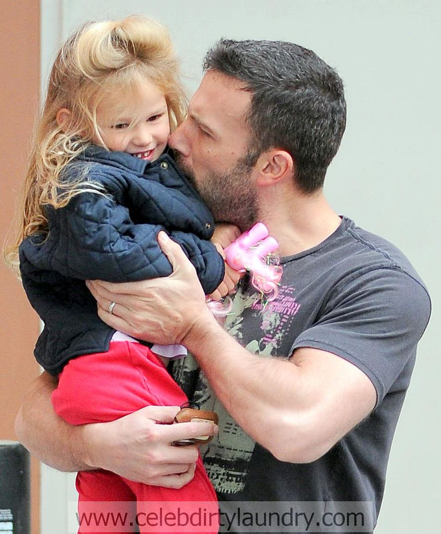 Violet Affleck Loves Her Daddy Days! Celeb Dirty Laundry